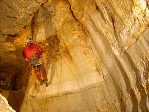 Descendiendo uno de los pozos