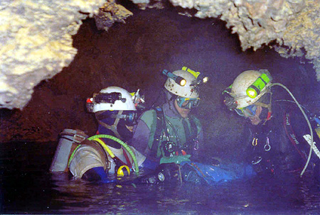 Equipo entrando en sifón I en 2002_